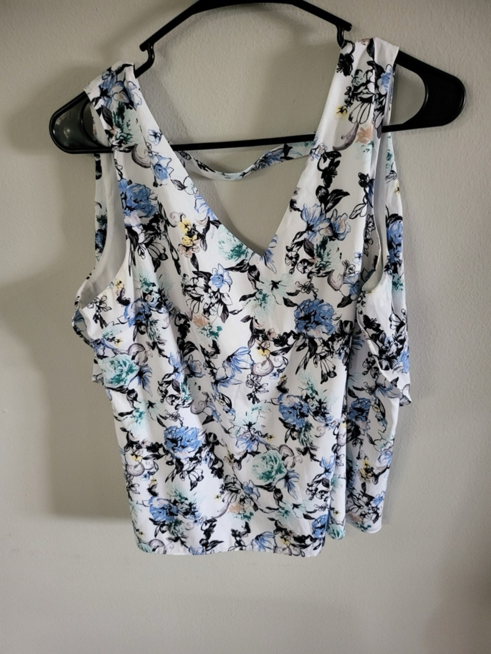 Women’s White House Black Market Floral Sleeveless Blouse Size Medium Like New